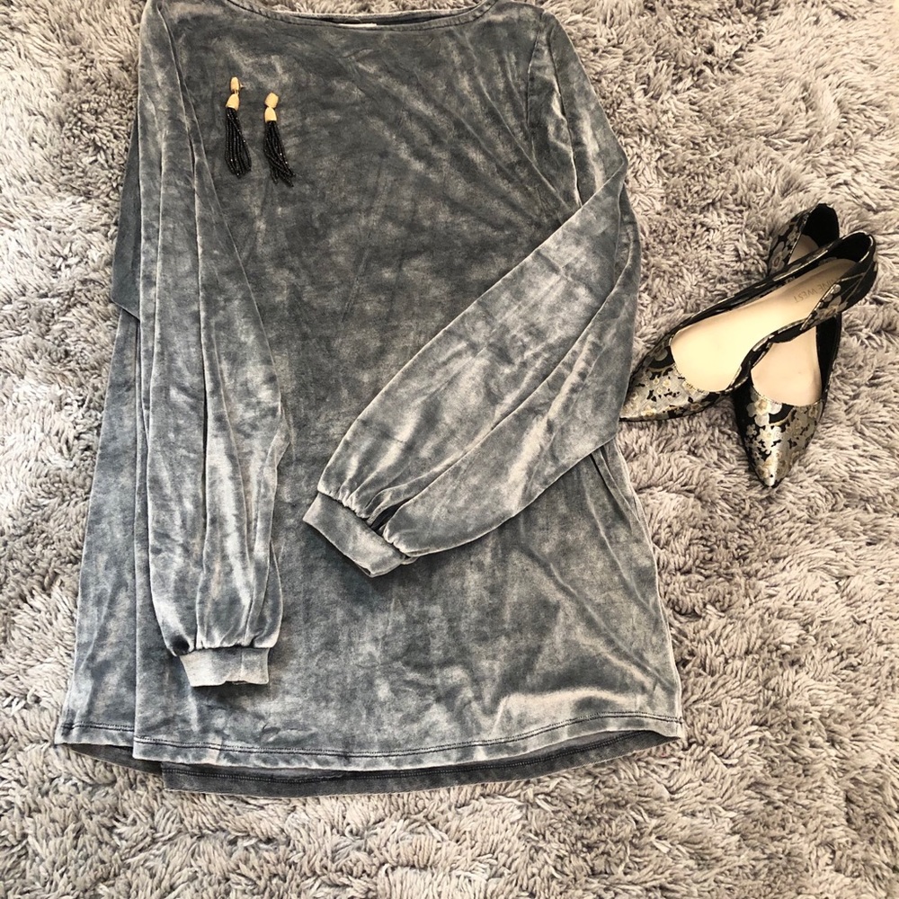 Beautiful balloon sleeve velvety top. Size XL
